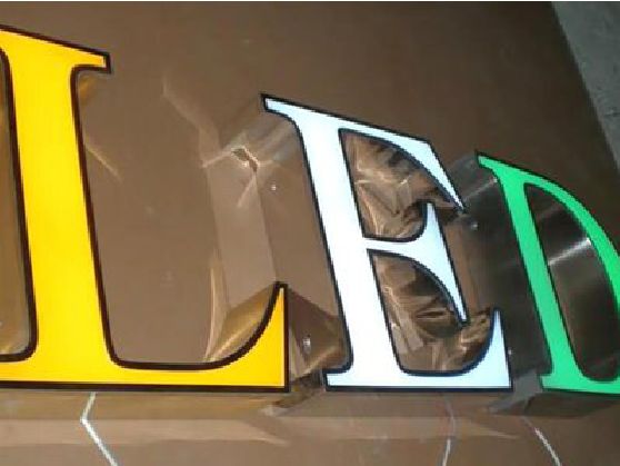 坡头介绍LED招牌的基础知识。